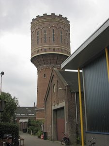 901148 Gezicht op de leegstaande watertoren (Heuveloord 25A) te Utrecht.